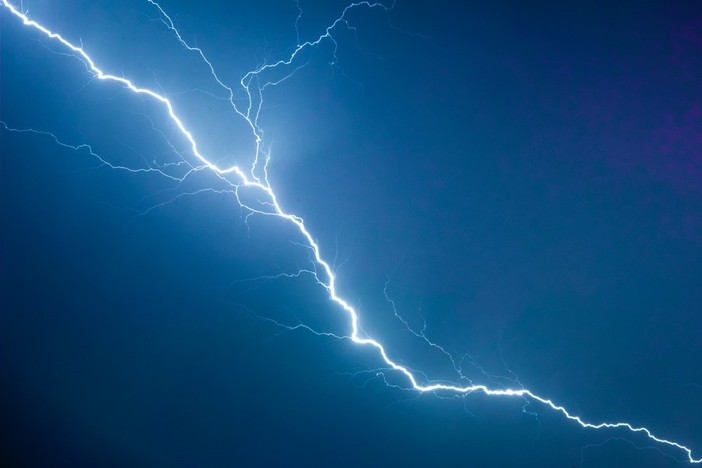 Pioggia di fulmini sulla Lombardia: diecimila in un solo giorno. E domani torna il maltempo