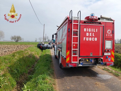 Pavia, si ribalta con l'auto in strada Vimarone: ferita una 20enne Pavia, si ribalta con l'auto in strada Vimarone: ferita una 20enne