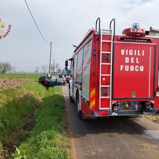 Pavia, si ribalta con l'auto in strada Vimarone: ferita una 20enne