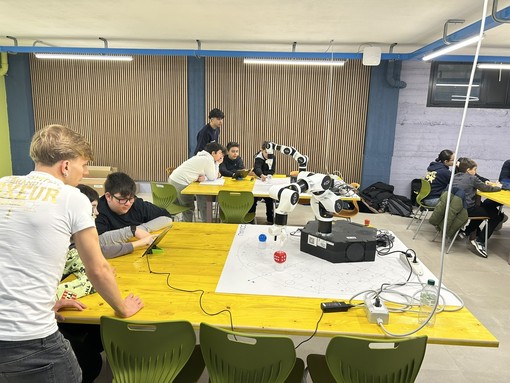Vigevano, tecnologie e futuro: gli studenti della Robecchi in laboratorio per orientarsi tra le nuove competenze