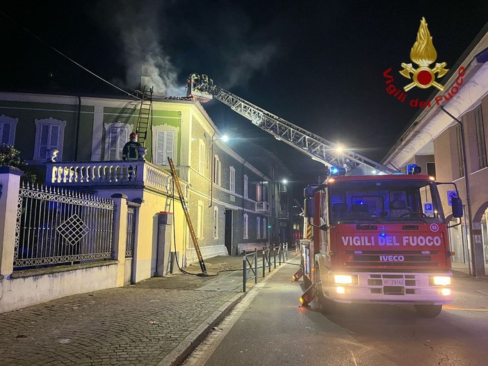 Sannazzaro: fiamme su un tetto, Vigili del fuoco impegnati oltre 3 ore per domare l'incendio