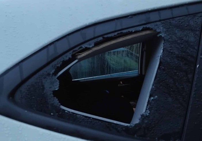 Abbiategrasso: vandalismi sulle auto a ripetizione, cittadini esasperati