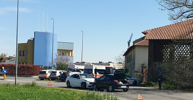 Abbiategrasso: scontro frontale tra due auto lungo la strada per Casterno Abbiategrasso: scontro frontale tra due auto lungo la strada per Casterno
