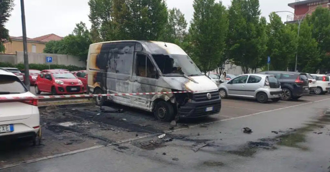 Magenta, incendio nel parcheggio di via Diaz, distrutte dalle fiamme due auto e un furgone