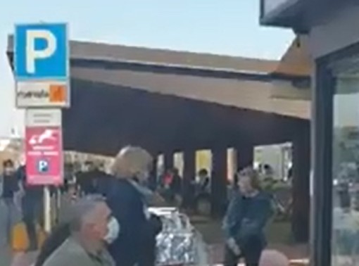 Magenta: tensione fuori dal supermercato, a volte si litiga per niente Magenta: tensione fuori dal supermercato, a volte si litiga per niente