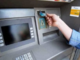 Broni: il bancomat non gli restituisce la tessera, lui prende una fioriera e la scaglia contro lo sportello ATM