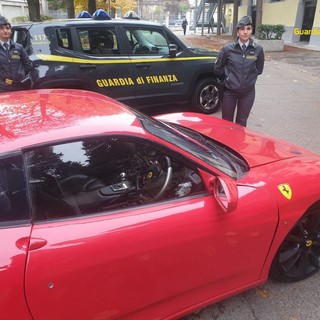 VIDEO. Trasforma artigianalmente la sua auto in una Ferrari: denunciato dalla Finanza