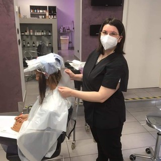 Sannazzaro: la parrucchiera Enza Biasella offre un taglio di capelli agli operatori sanitari impegnati nella lotta al Covid