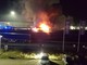 FOTO e VIDEO. Autobus divorato dalle fiamme sull'Autolaghi: soccorsi in azione e A8 chiusa in direzione Varese