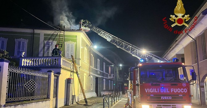 Sannazzaro: fiamme su un tetto, Vigili del fuoco impegnati oltre 3 ore per domare l'incendio Sannazzaro: fiamme su un tetto, Vigili del fuoco impegnati oltre 3 ore per domare l'incendio