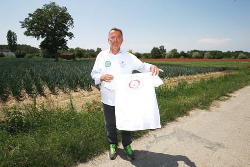 Il presidente dell'associazione Cipolla Rossa di Breme Francesco Berzero mostra la nuova maglietta