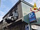 Milano, anziano sfonda con l’auto il muro del garage e resta sospeso a 8 metri Milano, anziano sfonda con l’auto il muro del garage e resta sospeso a 8 metri