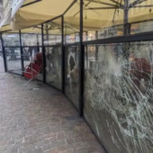 Scontri a Milano, 14 feriti tra forze di polizia, 32 arrestati Scontri a Milano, 14 feriti tra forze di polizia, 32 arrestati