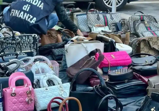Maxi sequestro della Finanza, oltre 30mila articoli griffati falsi tra Milano e Como Maxi sequestro della Finanza, oltre 30mila articoli griffati falsi tra Milano e Como