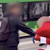 Tv: Striscia, il Gabibbo aggredito a Milano, è la prima volta Tv: Striscia, il Gabibbo aggredito a Milano, è la prima volta