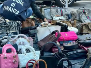 Maxi sequestro della Finanza, oltre 30mila articoli griffati falsi tra Milano e Como