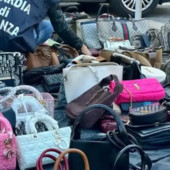 Maxi sequestro della Finanza, oltre 30mila articoli griffati falsi tra Milano e Como