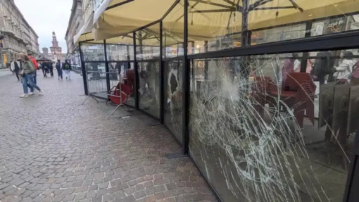 Scontri a Milano, 14 feriti tra forze di polizia, 32 arrestati Scontri a Milano, 14 feriti tra forze di polizia, 32 arrestati