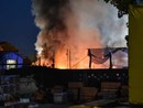Milano, maxi incendio in area camper al Gratosoglio