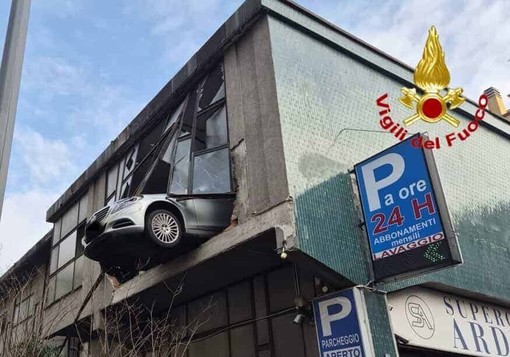 Milano, anziano sfonda con l’auto il muro del garage e resta sospeso a 8 metri