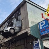 Milano, anziano sfonda con l’auto il muro del garage e resta sospeso a 8 metri