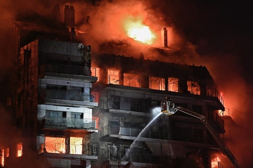 A Valencia violento incendio in edificio di 14 piani: persone intrappolate