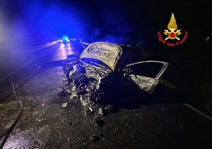Incidente nella notte a Robecco: auto incendiata, conducente in codice verde a Magenta Incidente nella notte a Robecco: auto incendiata, conducente in codice verde a Magenta