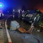 Oleggio, auto ribaltata davanti alla caserma dei carabinieri Oleggio, auto ribaltata davanti alla caserma dei carabinieri