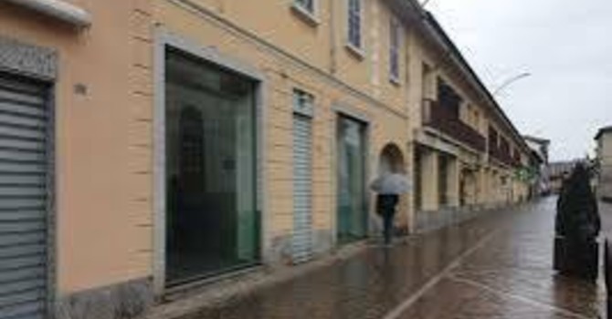 Famiglia senza tetto vaga per Magenta senza meta: Giuseppe apre le porte di casa e li salva