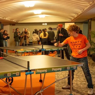 Prima nazionale del film Marty Supreme, esibizione di Cantella e Roveri del Tennistavolo Vigevano 1999