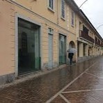 Famiglia senza tetto vaga per Magenta senza meta: Giuseppe apre le porte di casa e li salva
