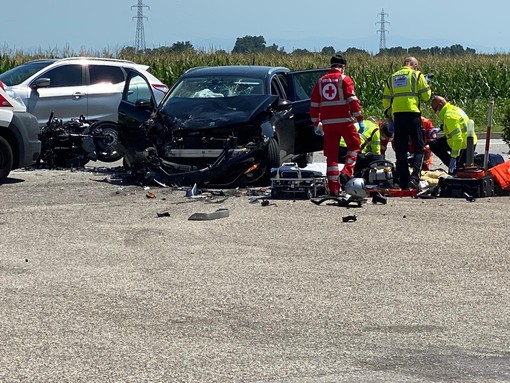 Vigevano: scontro auto-moto in viale Industria, gravemente ferito un centauro Vigevano: scontro auto-moto in viale Industria, gravemente ferito un centauro