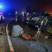 Oleggio, auto ribaltata davanti alla caserma dei carabinieri