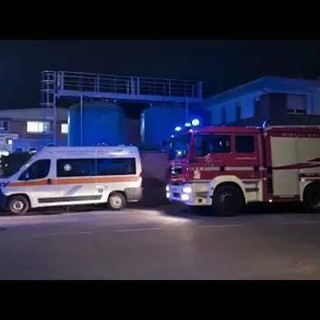 Magenta: esplosioni nella notte, fiamme nel cortile della sede di ASM, Vigili del Fuoco sul posto