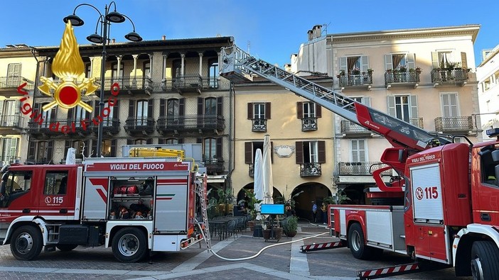 Incendio in piazza Duomo a Como: muore un uomo, salvata una donna disabile