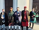 Matrimonio con kilt e cornamuse: non siamo nelle Highlands, ma a Robecco sul Naviglio…