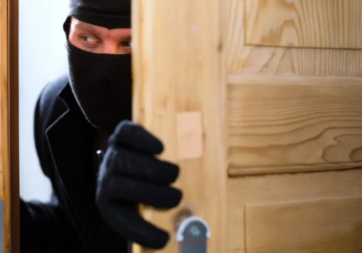 Mortara: forzano la porta d'ingresso di un'abitazione e fuggono con 200 euro in contanti