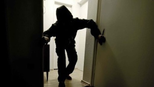 Pieve del Cairo: i ladri bucano la parete del parrucchiere e poi razziano una tabaccheria