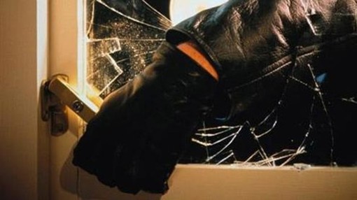 Ferrera: forzano la porta finestra e fuggono con 200 euro in contanti Ferrera: forzano la porta finestra e fuggono con 200 euro in contanti