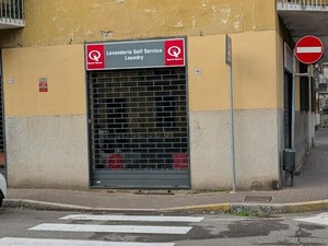 Tensione in via Zara a Magenta: uomo nudo tenta di appiccare il fuoco a una lavanderia