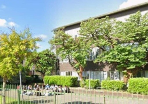 Magenta, ladri in azione nella notte: trafugati i computer del liceo linguistico Quasimodo Magenta, ladri in azione nella notte: trafugati i computer del liceo linguistico Quasimodo