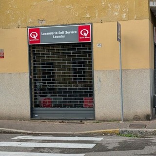 Tensione in via Zara a Magenta: uomo nudo tenta di appiccare il fuoco a una lavanderia