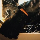 Parona: forzano la finestra della camera da letto e fuggono con 200 euro in contanti
