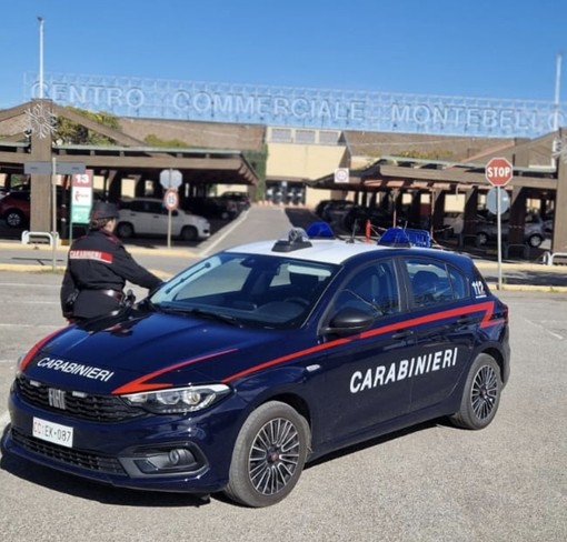 Oltrepò, ruba una borsa e usa le carte di credito al centro commerciale