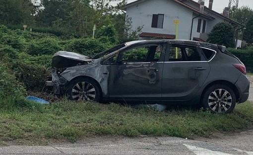 Automobilista si schianta sulla SS11 a Pontenuovo di Magenta, il veicolo prende fuoco