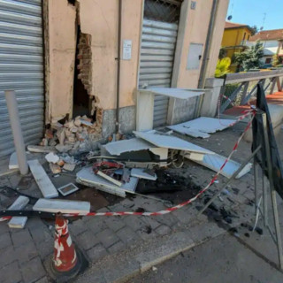 Magenta: automobilista sbanda e si schianta contro il muro del Cicli Battistella a Pontevecchio