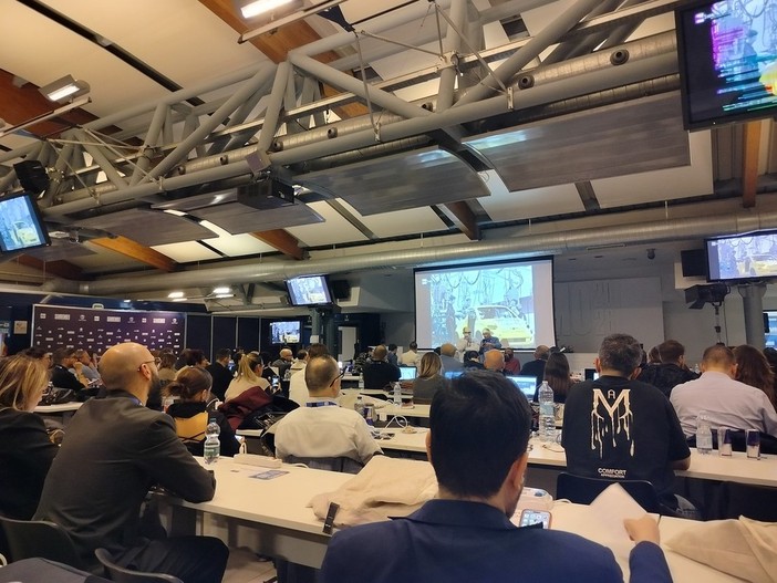 Festival, in sala stampa Lucio Dalla un minuto di silenzio: “Dissentire alla guerra, la parola che ci ha colpito è morte”