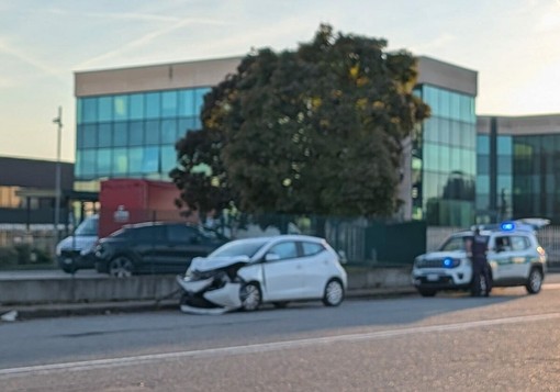 Scontro tra due auto nella zona industriale di Magenta: tre feriti al pronto soccorso Scontro tra due auto nella zona industriale di Magenta: tre feriti al pronto soccorso