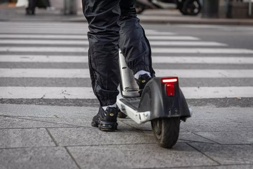Milano, in due sul monopattino si scontrano con auto: muore ragazzo di 19 anni Milano, in due sul monopattino si scontrano con auto: muore ragazzo di 19 anni