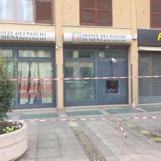 Magenta, boato nella notte: asportato il Bancomat di MPS
